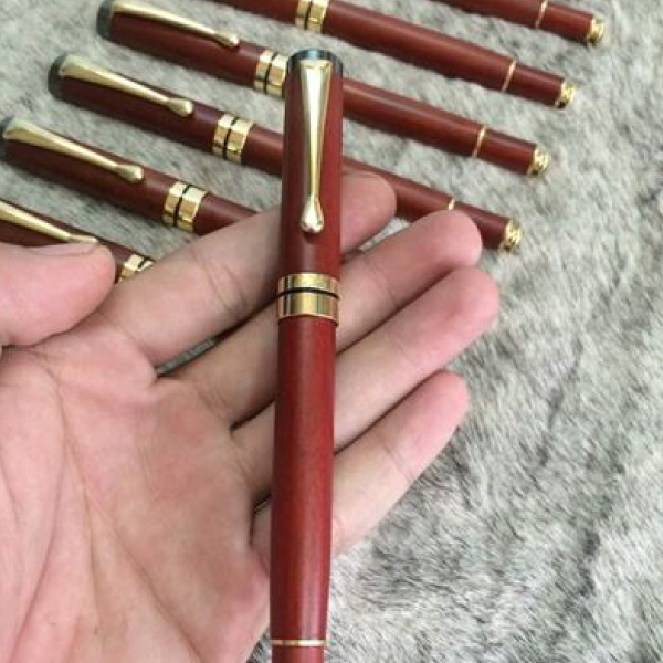 bút gỗ khắc tên