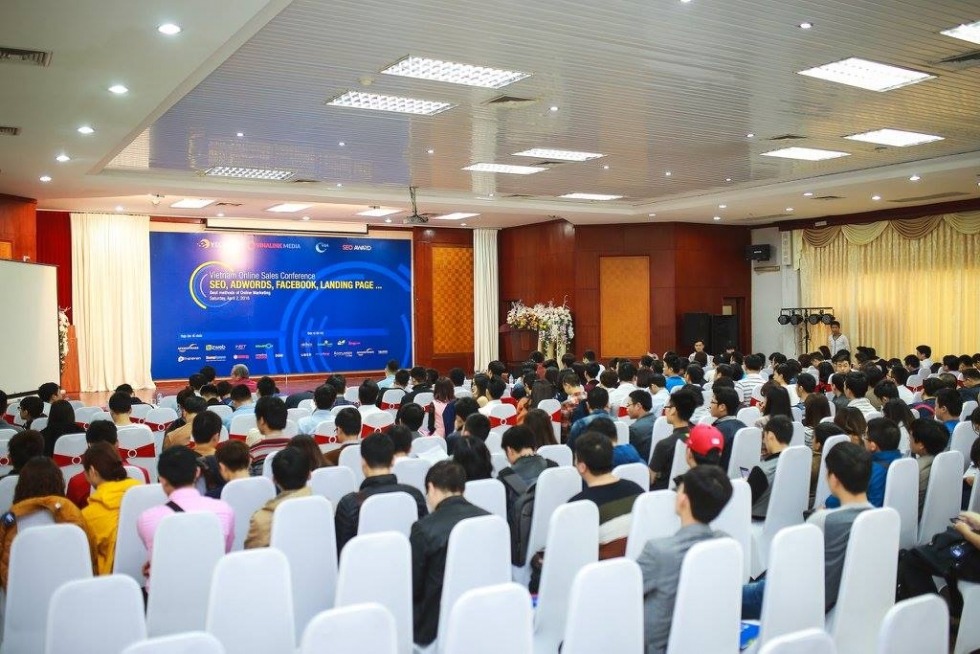 Ly Sứ In Logo Có Phù Hợp Để Làm Quà Tặng Không?